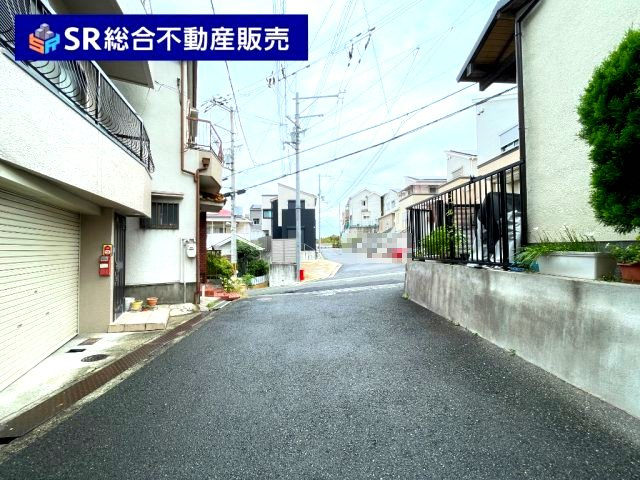 上四条町中古戸建の前面道路含む現地写真|幅員約4.7mございます！