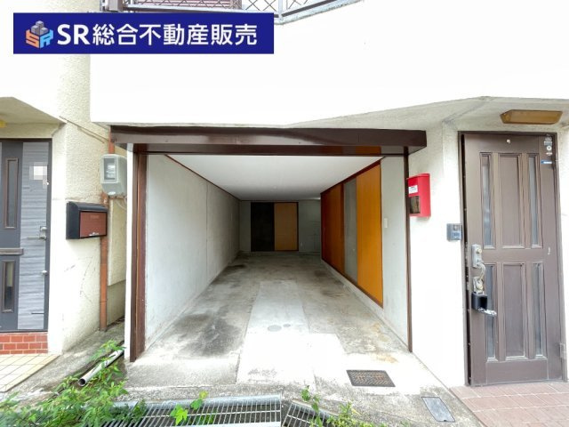 上四条町中古戸建の駐車場|奥行きのあるシャッター付き車庫です！