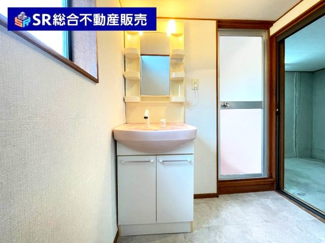 上四条町中古戸建の独立洗面台|弊社は、工務店と関係強化を徹底し、世界情勢やナフサショックの影響を受けずに材料確保を行い、納期も遅れることがございませんので、心配ご無用です！お気軽にご相談下さい。
