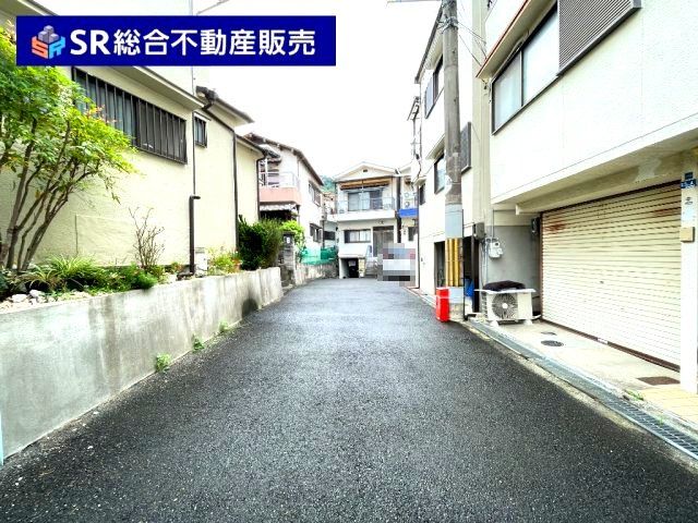 上四条町中古戸建の前面道路含む現地写真|前面道路含む現地写真です