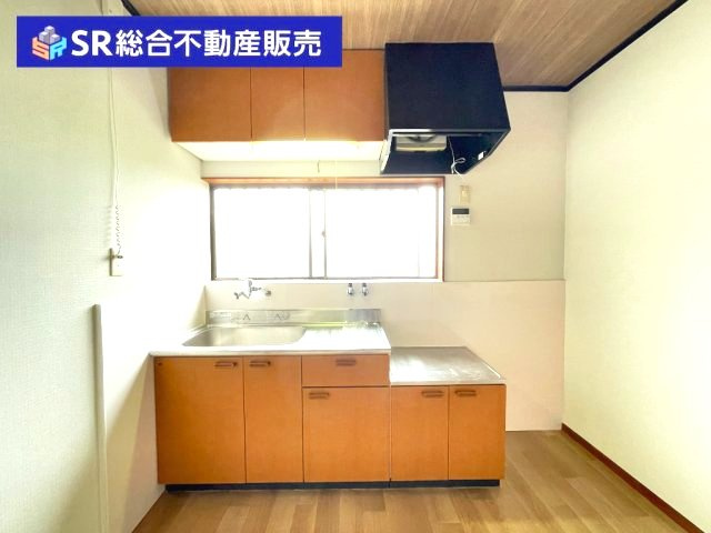 上四条町中古戸建のキッチン|お好きなコンロを置いてお料理できます！
