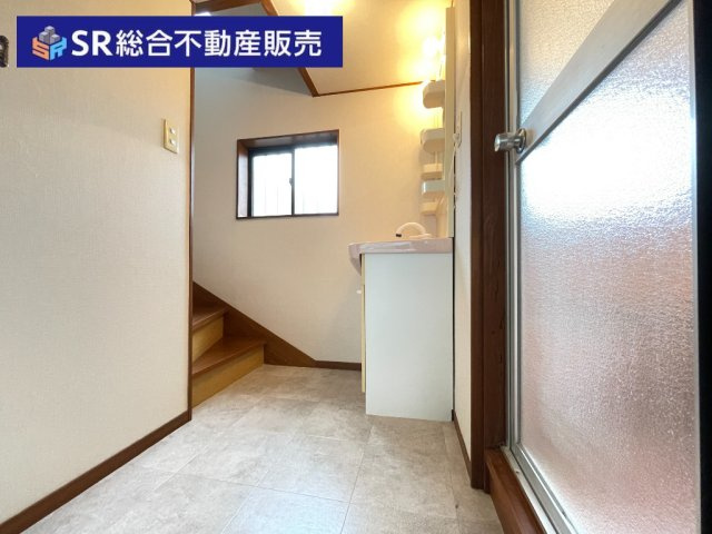 上四条町中古戸建の脱衣所|広々とした脱衣所です！