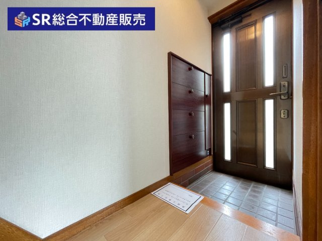 上四条町中古戸建の玄関|シューズボックス付きで整理整頓できます！