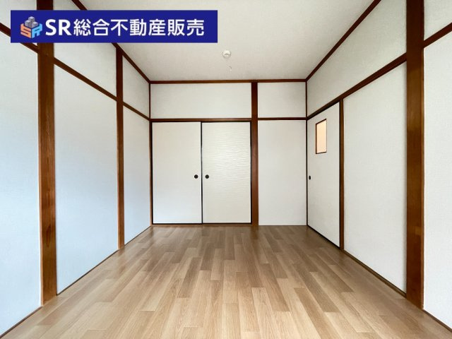 上四条町中古戸建の洋室|2F　6.0帖。ダイニングキッチンへの動線も良く使いやすい洋室です！