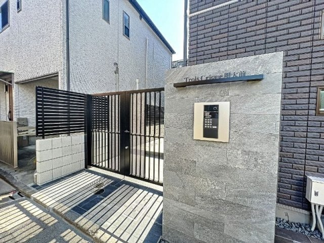 trois crique明大前の外観