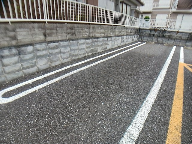 ヴェルデメゾンⅢの駐車場