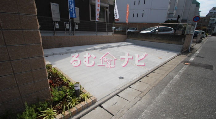 福岡市南区塩原４丁目のアパートの駐車場