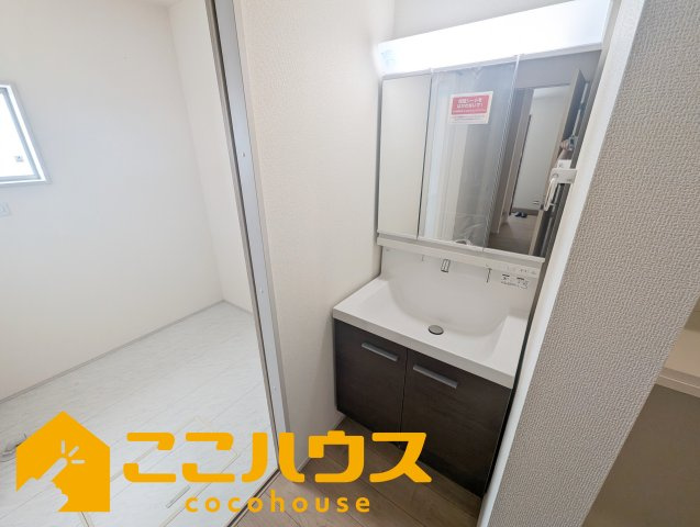 読谷村比謝　リーブルガーデン　新築戸建て　全2棟　1号棟の独立洗面台|独立洗面台は収納豊富な三面鏡
