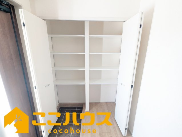 読谷村比謝　リーブルガーデン　新築戸建て　全2棟　1号棟の収納|大容量のシューズボックス
