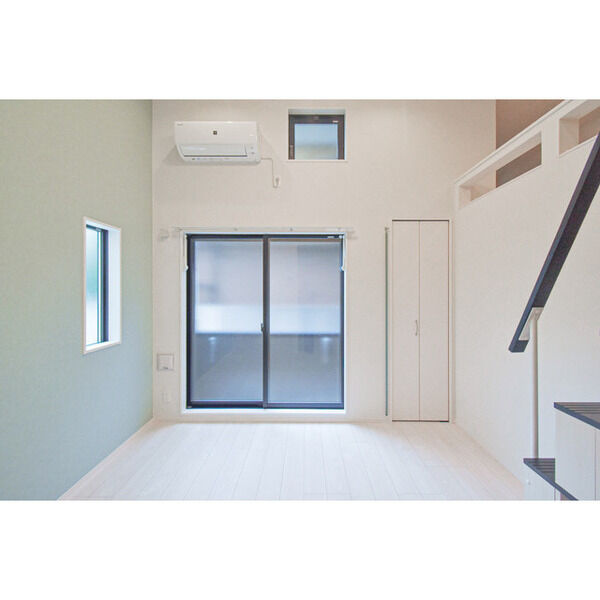 京都市伏見区淀下津町のアパートの居間・リビング