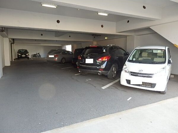 第3シャトーこがねの駐車場