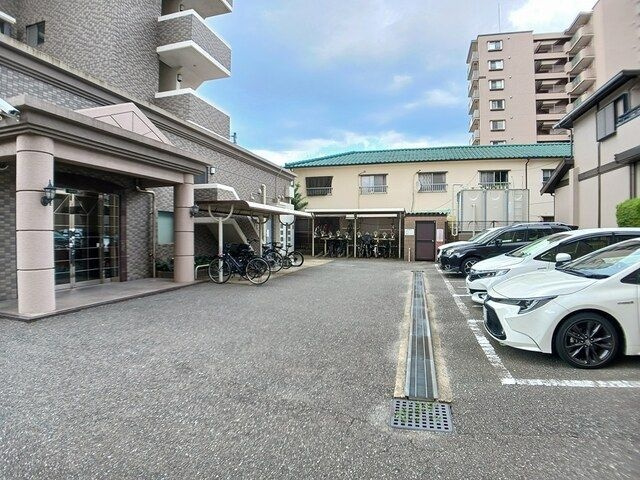 シャンテ吉塚の駐車場