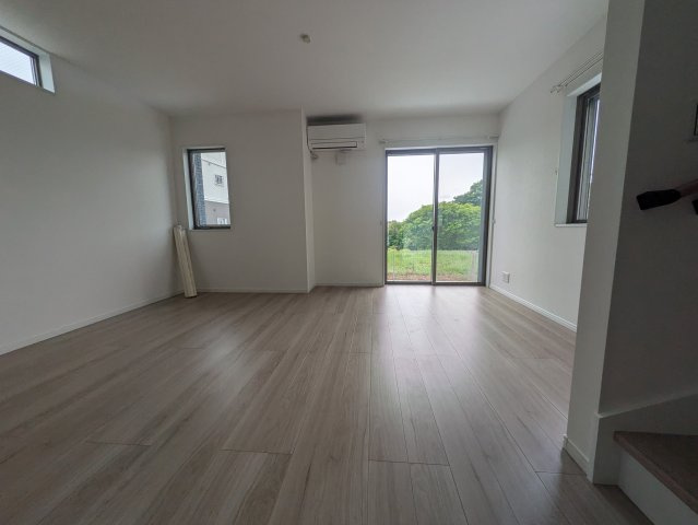 大谷北貸家戸建てB棟の居間・リビング