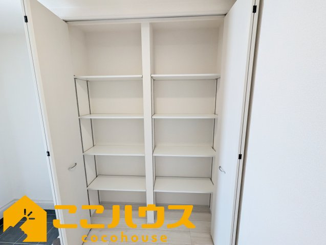 読谷村比謝　リーブルガーデン　新築戸建て　全2棟　2号棟の収納|大容量のシューズボックス
