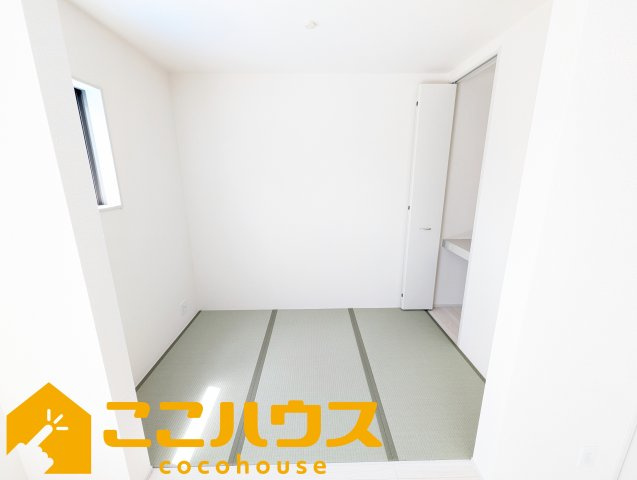 読谷村比謝　リーブルガーデン　新築戸建て　全2棟　2号棟の和室|お子様の遊び場としても使えるタタミコーナー
