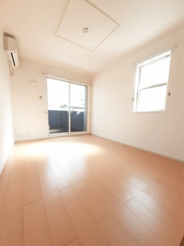 ラフテルの内装|明るい室内です