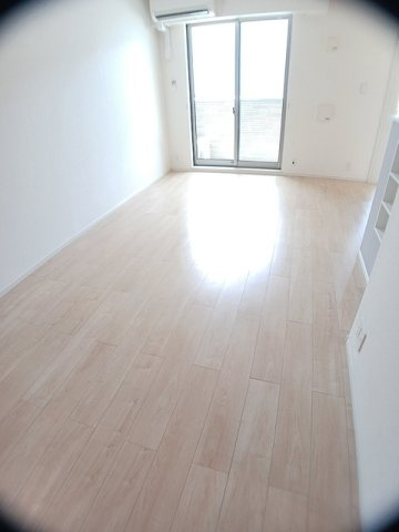 メゾンリヴィエールＧの内装|明るい室内です