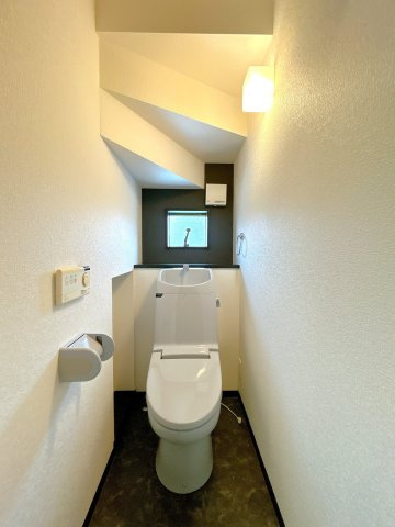 下松市星が丘三丁目　戸建てのトイレ|1階トイレ写真です。既存トイレはクリーニングいたしました。