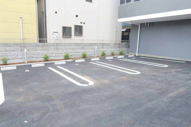 グランデ　近松の駐車場