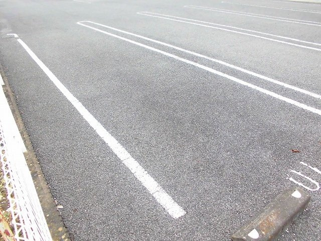 プラッツの駐車場|駐車場があるので、車を買う予定の方も安心です