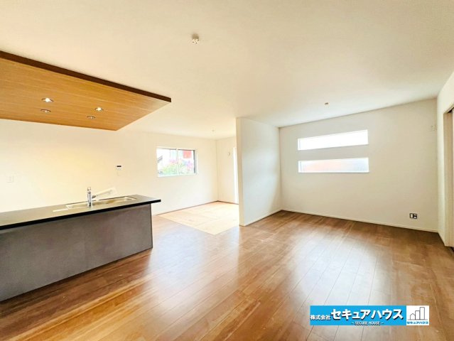 【同施工物件ご案内可能】日進市藤島町芝干　全1棟の内観：施工例|【LDKイメージ】
◆家族揃ってリビングで過ごすお休みの日が、楽しみになる場所となることでしょう。
対面式のオープンキッチンは、家事をしながら家族の様子が一目でわかる安心＆便利設備♪　　　　　　　　　