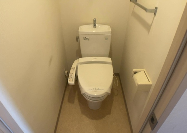 【トイレ】 | コンフォート・パレス本厚木ファーストステージ | 衛生的に使用できる独立型のトイレです。バス・トイレ別の間取りとなっており、快適なプライベート空間を確保。コンフォート・パレス本厚木ファーストステージは暮らしやすさを考えた設備を備えています。