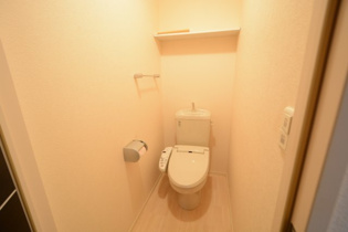 温水洗浄便座付きのトイレです♪