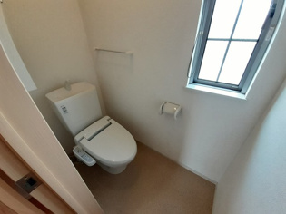温水洗浄便座付きのトイレです♪