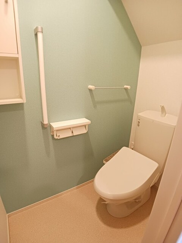 温水洗浄便座付きのトイレです♪