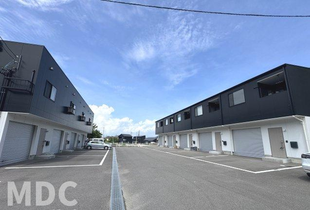 ピースグロリアＢの駐車場