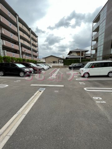福岡市南区曰佐４丁目の賃貸マンションの駐車場