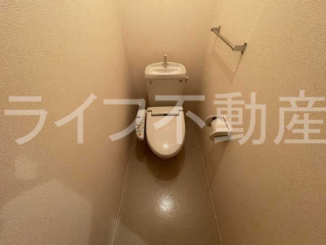 ドミール本町のトイレ|落ち着いた色調のトイレです