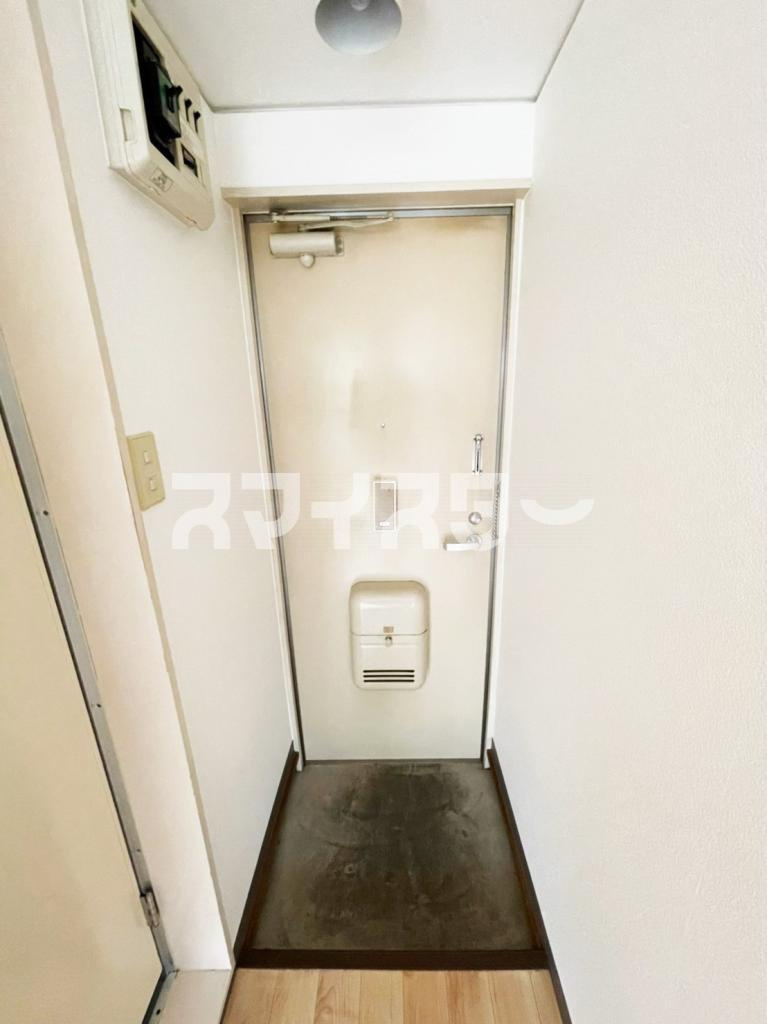 調布市八雲台２丁目のアパートの玄関