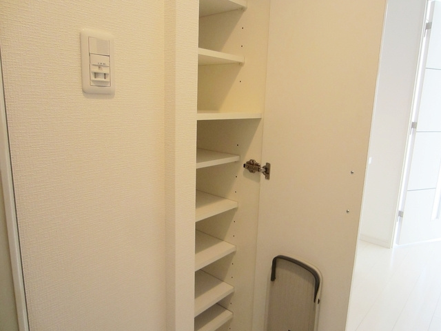 北区滝野川３丁目の賃貸マンションの収納|充実の玄関収納です