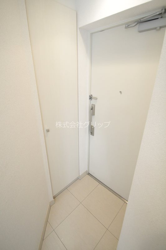 レーヴ横浜蒔田フェルクルールの玄関