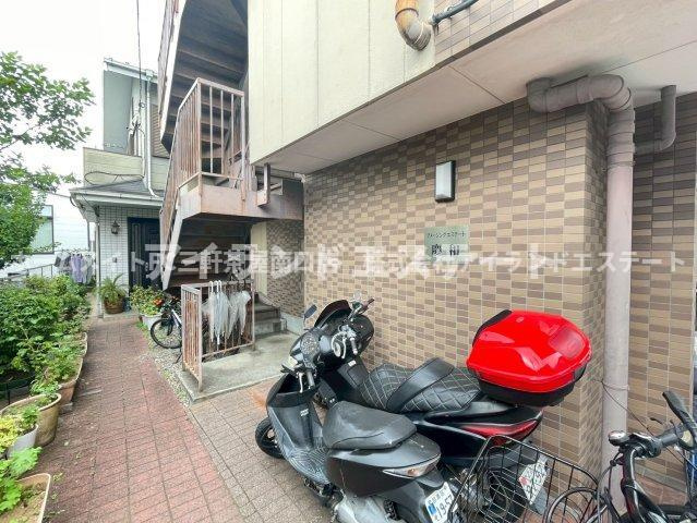 アメージングエステート慶和　人気の三宿エリア　2人入居可　南向きのエントランス