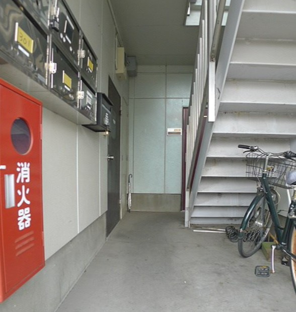 草加市八幡町の賃貸マンションのエントランス