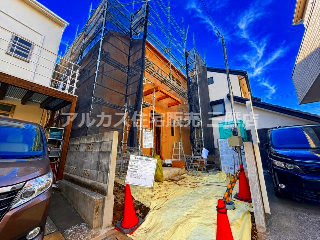 三鷹市井口4丁目 西武多摩川線 新小金井駅 新築戸建の外観|建築中の現地写真。これから生まれる住まいへの期待感が高まる施工中の様子をご確認いただけます。