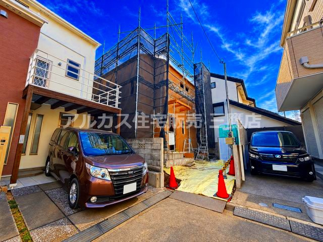 三鷹市井口4丁目 西武多摩川線 新小金井駅 新築戸建の前面道路含む現地写真|前面道路から見た接道状況と現地の様子。舗装された道路で車の出し入れもしやすい配置です。