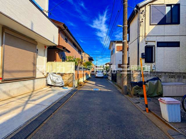 三鷹市井口4丁目 西武多摩川線 新小金井駅 新築戸建の前面道路含む現地写真|落ち着いた住宅街に位置する前面道路。フラットな道のりでスムーズにアクセスできます。