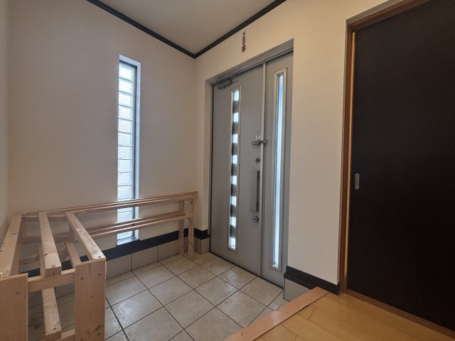 明石市魚住町清水戸建の玄関
