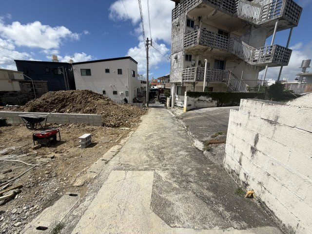 浦添市西原1丁目（全2区画）ラスト2号地の前面道路含む現地写真|※北東側里道3.24m～3.48m♪