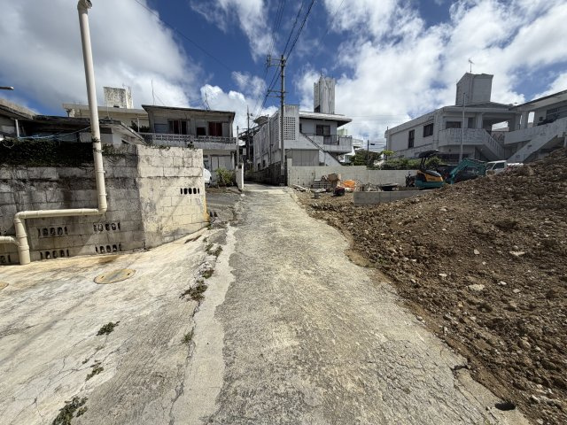 浦添市西原1丁目（全2区画）ラスト2号地の前面道路含む現地写真|※南西側里道2.68m～3.55m♪