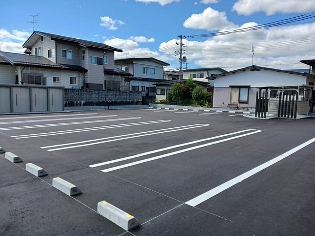 カルタムの駐車場