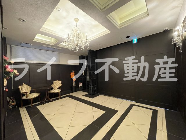 プレミアム菱屋西のエントランス|建物の内部です