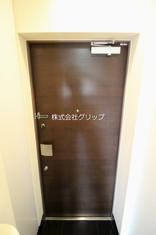 グリフィン横浜・桜木町駅前弐番館の玄関