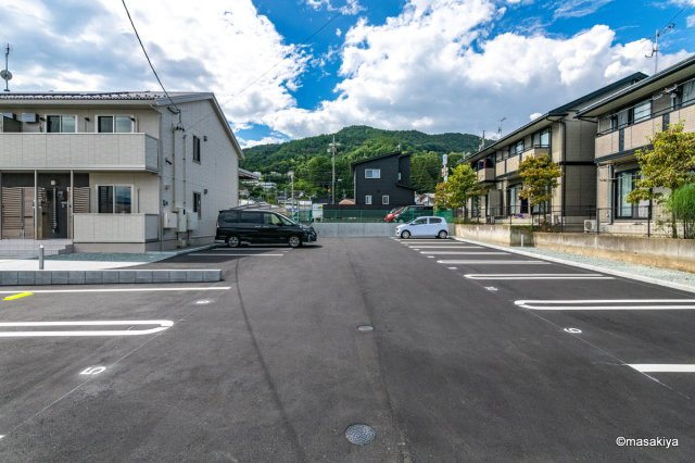 Jeunesse（ジュネス）の駐車場