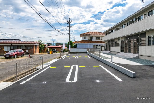 Jeunesse（ジュネス）の駐車場