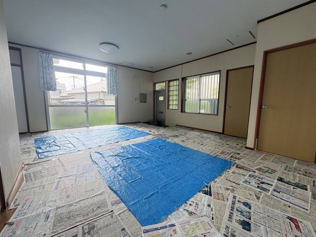 那覇市識名戸建ての居間・リビング|湿気対策として新聞紙等引いております！