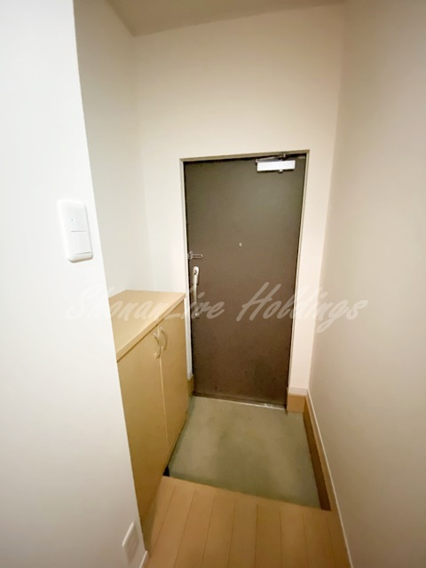茅ヶ崎市小和田３丁目のアパートの玄関